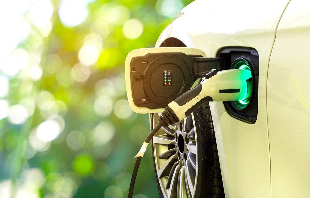Is it okay to charge the electric car directly from the holiday cabin? 